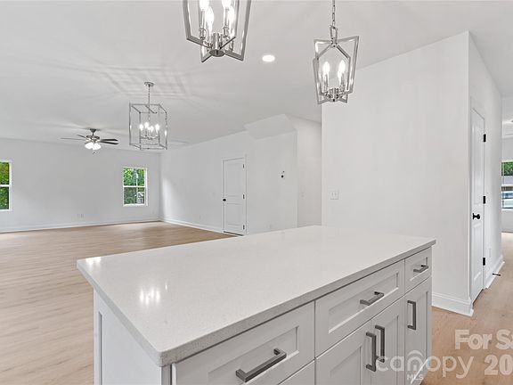 5th image of 209 Henderson Cir