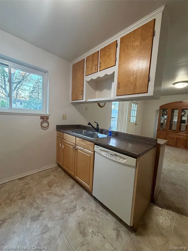 3 bed, 1.0 bath, 1075 sqft, $1,700 — Photo 4