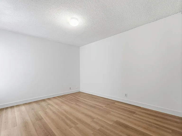 1131 Sanborn Ave — Photo 13