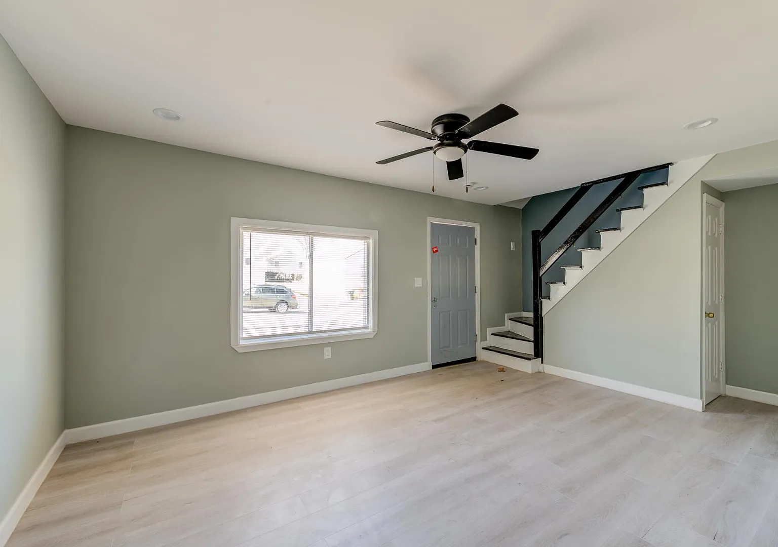 6010 Hancock Ave — Photo 2