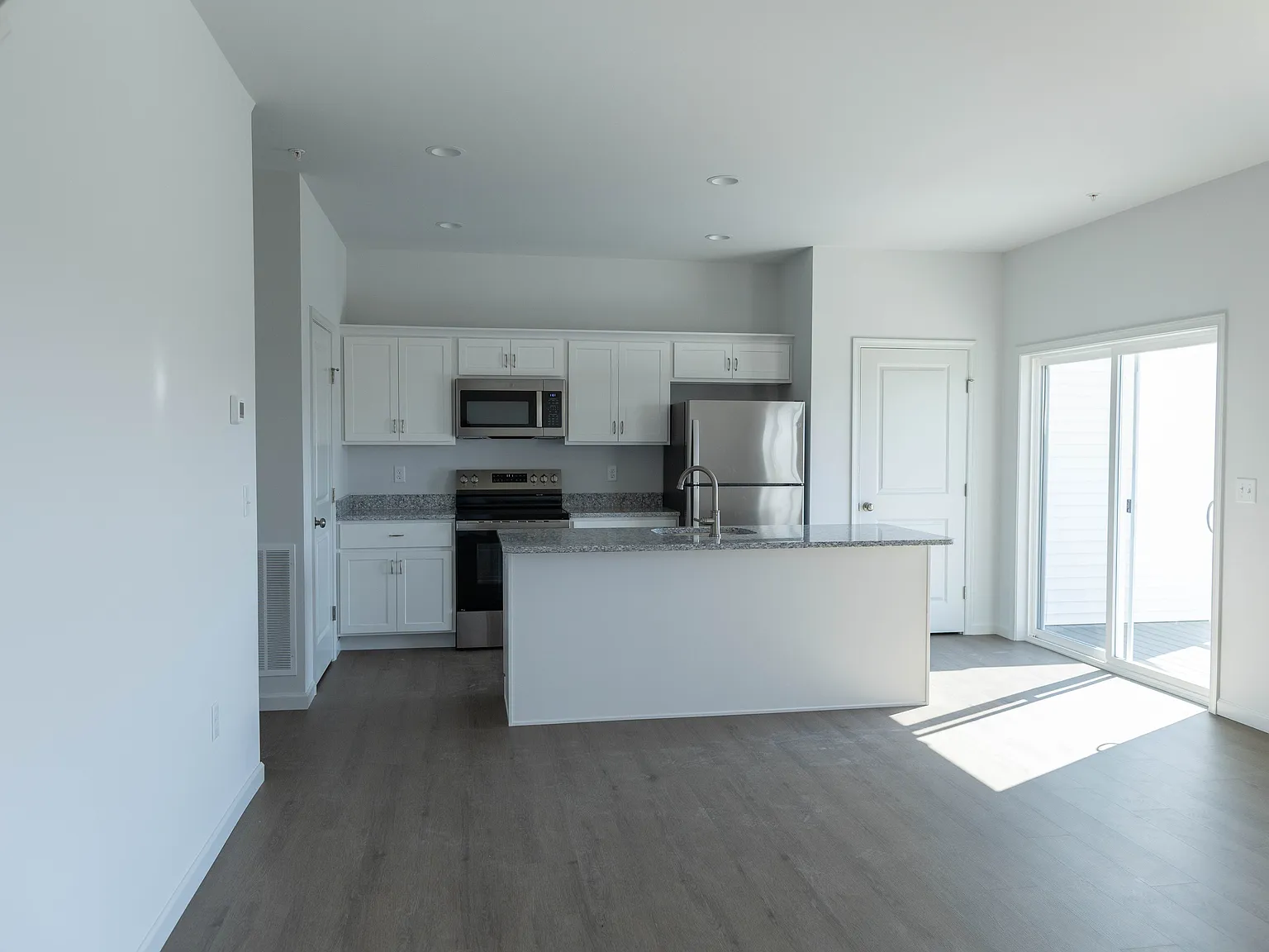 3 bed, 2.5 bath, 1743 sqft, $2,195 — Photo 4