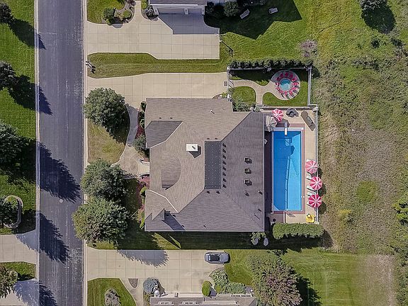4th image of N52W21488 Taylors Woods Dr
