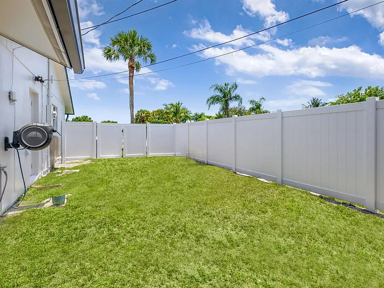 204 W Whitney Dr — Photo 42