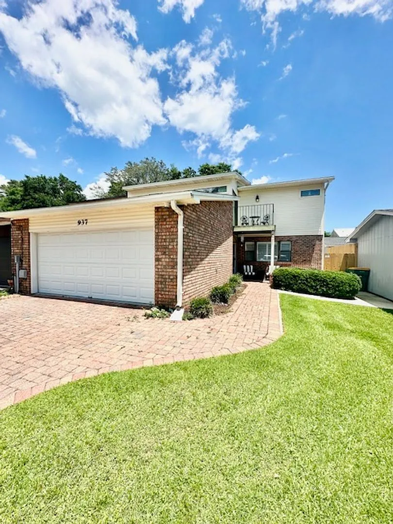 Gorgeous 3 Bedroom/3 Bathroom/2 Car Garage Townhome For Rent In The Desirable Donlabrook Gardens! — Photo 1