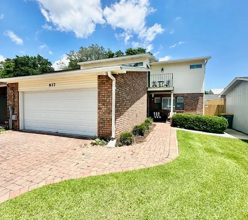 937 Holbrook Cir
