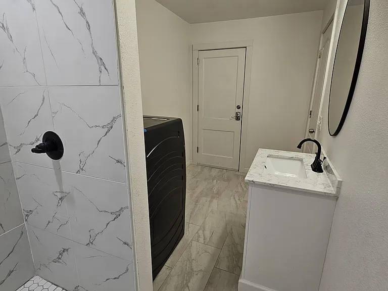 627 W Crawford St #202 — Photo 7