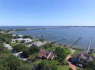 32 S Sewalls Point Rd, Sewalls Pt, FL 34996