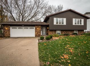 810 Robin Rd, Muscatine, IA 52761