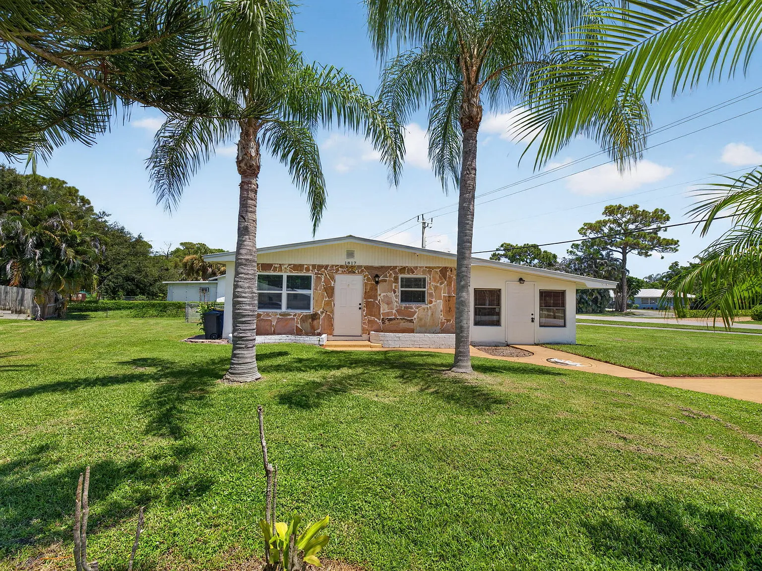 3 bed, 1.0 bath, 1248 sqft, $2,300 — Photo 2