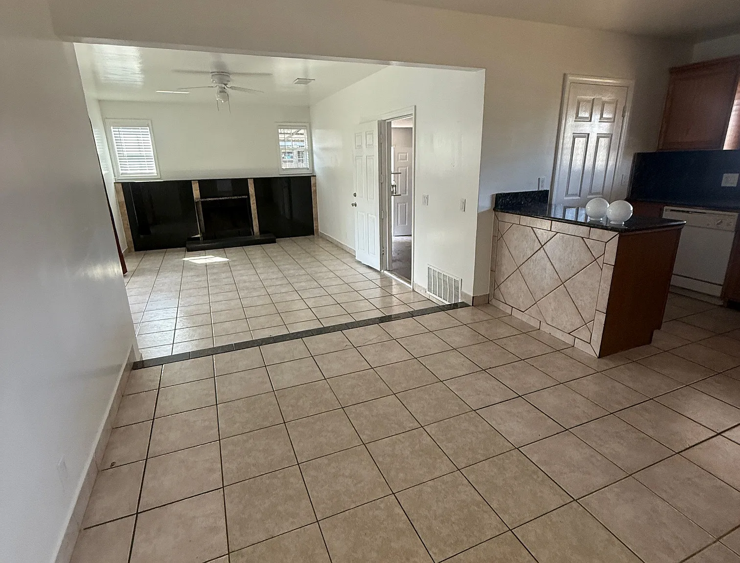 3 bed, 1283 sqft, $4,100 — Photo 4