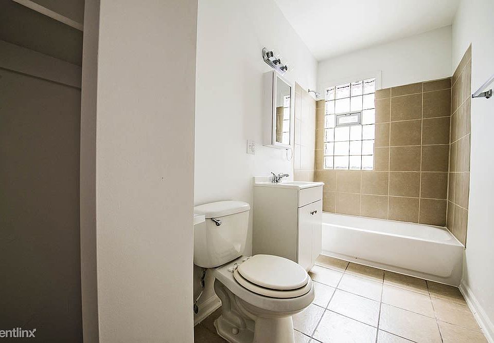 219 E 68th Pl Apartments Chicago Bathroom_01