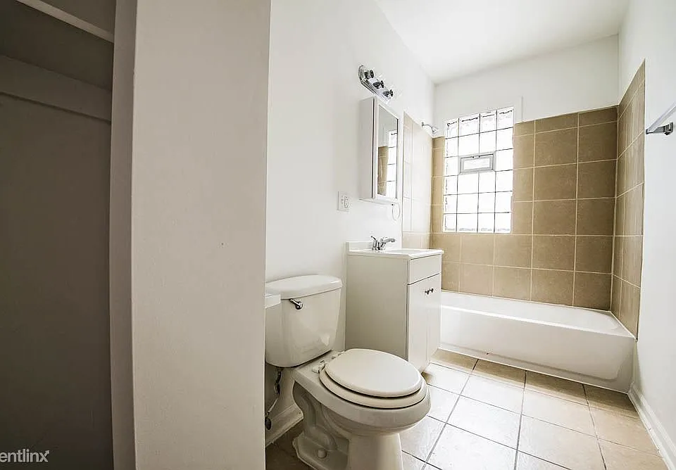 219 E 68th Pl Apartments Chicago Bathroom_01