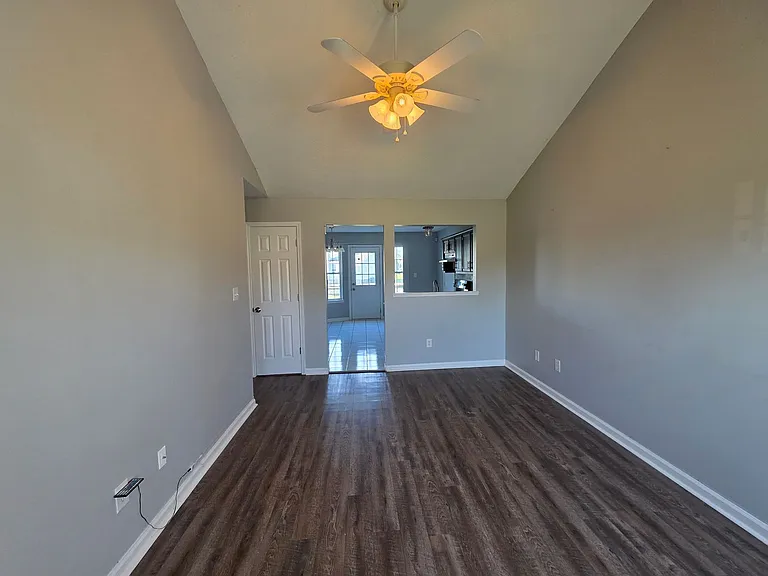 704 Carbondale Dr — Photo 3