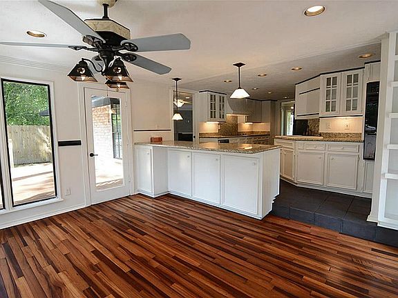4th image of 15407 Oaklawn Park Dr