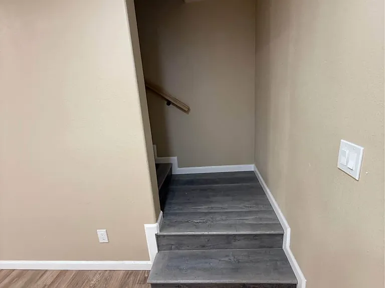 627 1/2 S Rowan Ave — Photo 1
