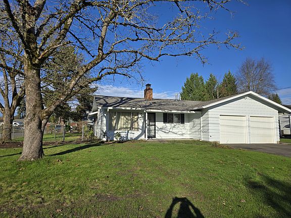 Front yard with large oak tree