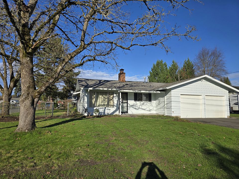 Front yard with large oak tree