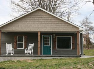 1276 Pinecrest Rd, Jacksboro, TN 37757