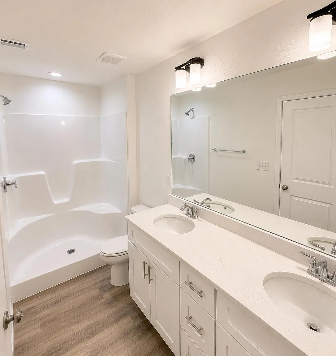 3 bed, 2.5 bath, 1319 sqft, $2,400 — Photo 4
