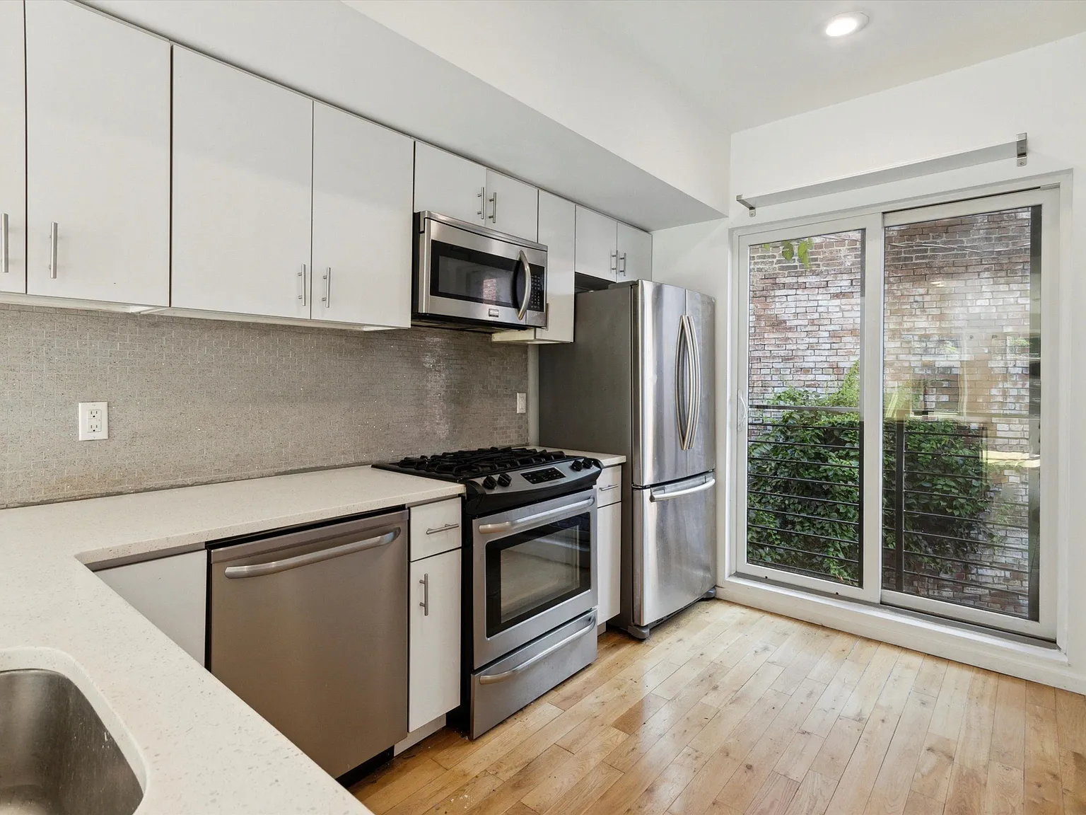 2 bed, 911 sqft, $1,750 — Photo 1
