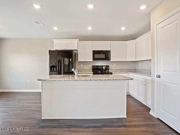 3rd image of 629 Oak St