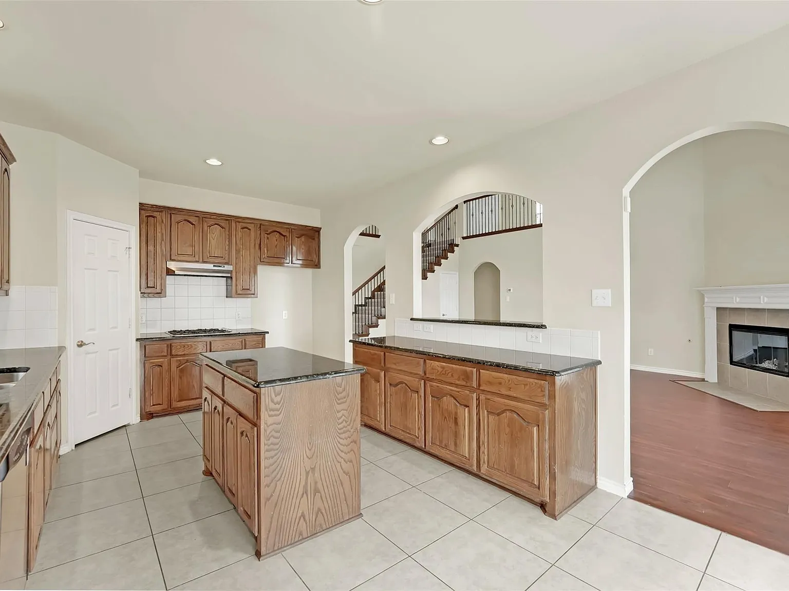 5 bed, 3.5 bath, 3508 sqft, $3,400 — Photo 4