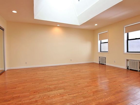 3rd image of 28 W 47th St Unit 5A