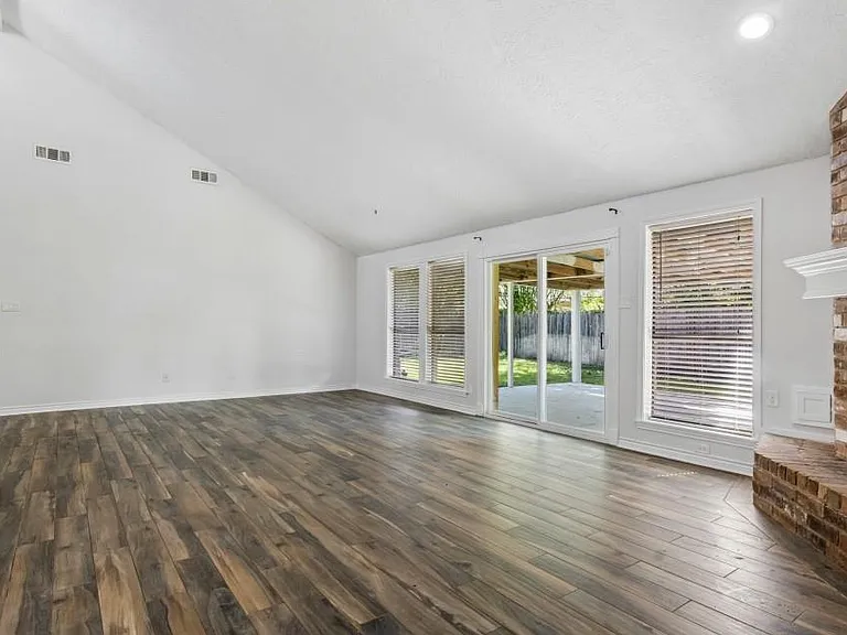 6915 La Mirada Dr — Photo 10