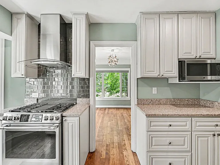 746 N Monaco Pkwy — Photo 6