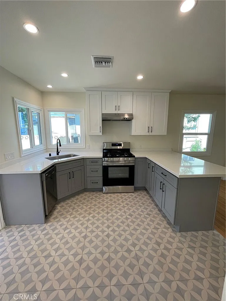 3 bed, 1000 sqft, $3,850 — Photo 2