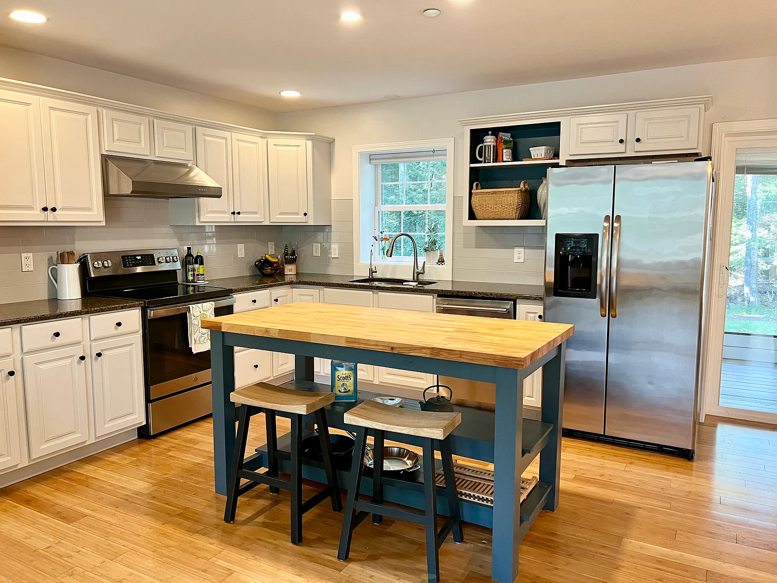 3 bed, 2.5 bath, 2060 sqft, $3,300 — Photo 3