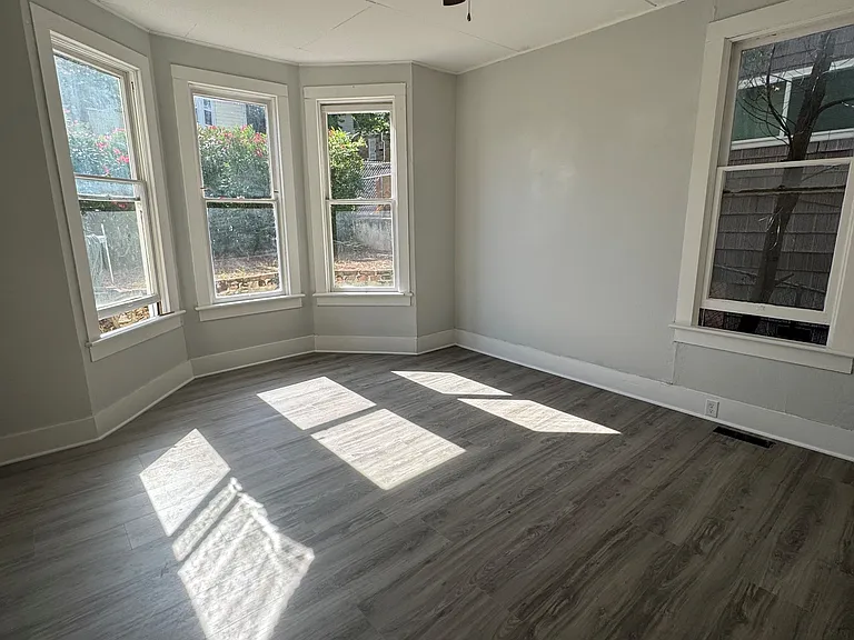 569 Kellogg St — Photo 6