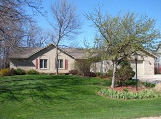 194 W Summerhill Pl, Oak Creek, WI 53154