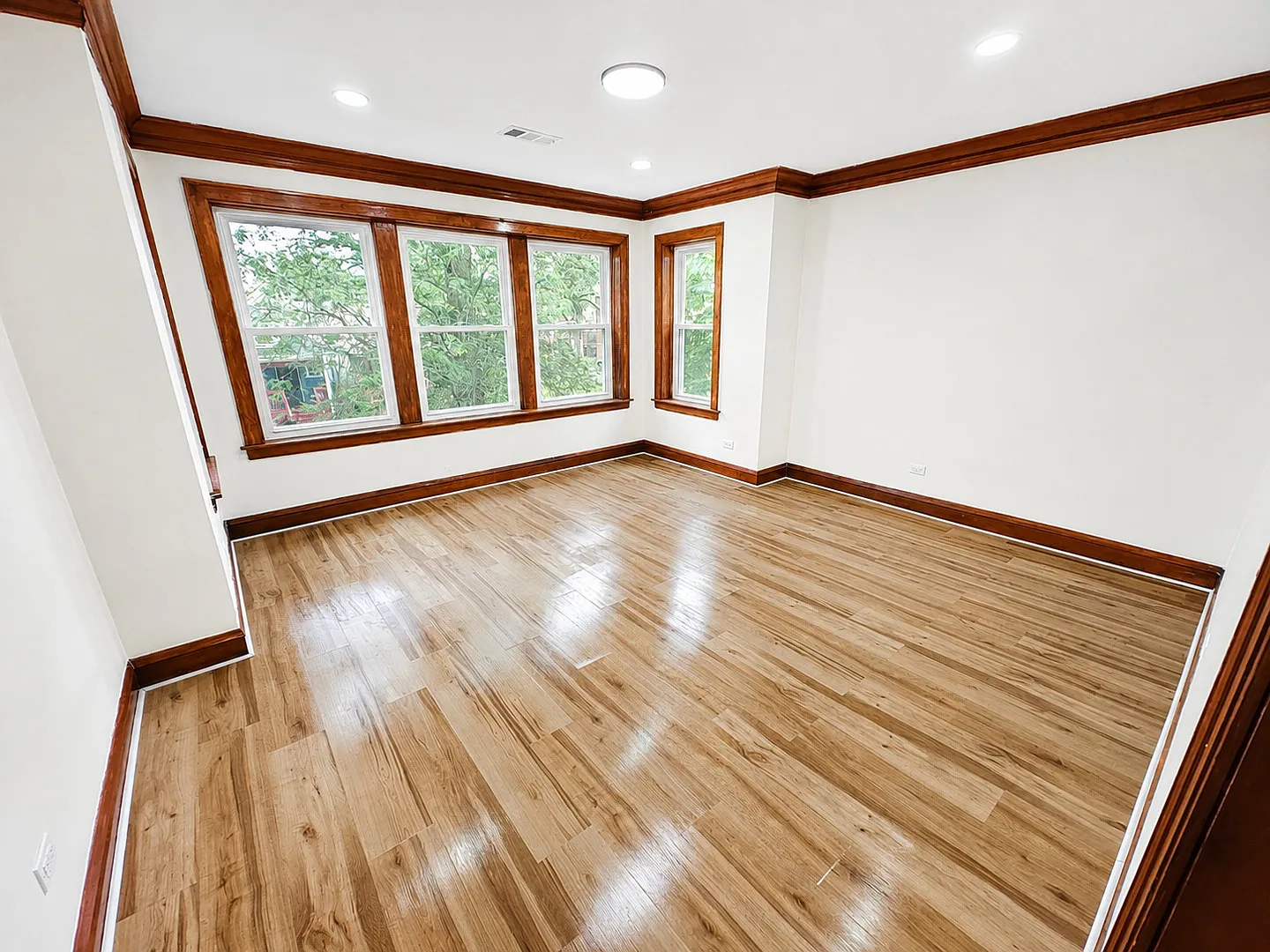 3 bed, 1300 sqft, $1,800 — Photo 2