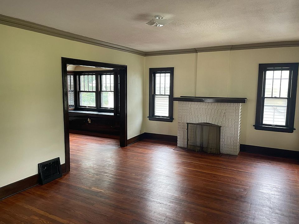 Living Room - Fireplace decorative only