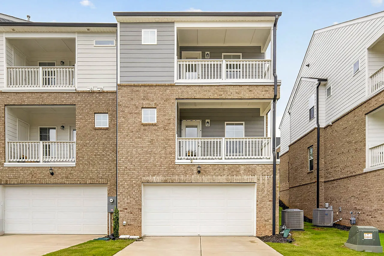 3 bed, 3.5 bath, 2337 sqft, $2,350 — Photo 4