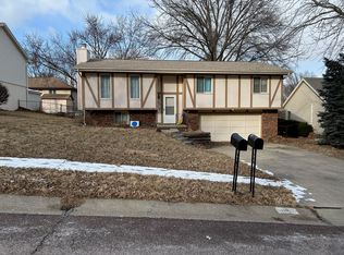 808 Pineview Dr, Papillion, NE 68046