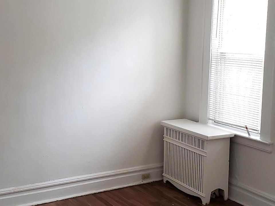 middle bedroom