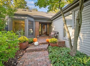 4 Warrington Dr, Lake Bluff, IL