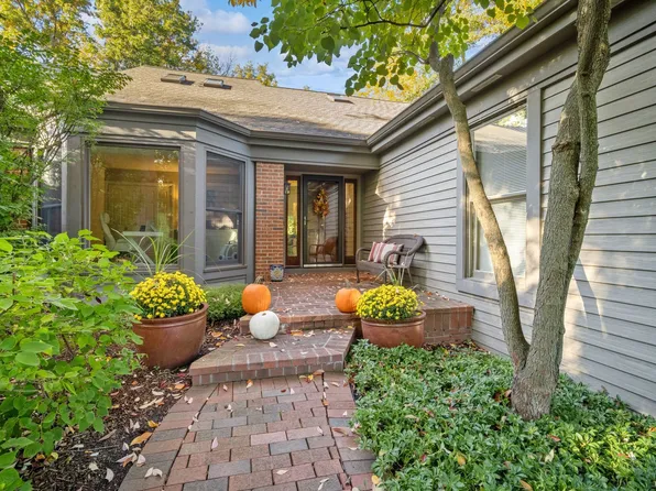 4 Warrington Dr, Lake Bluff, IL 60044