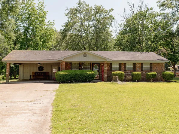 72 Park St, West Point, MS 39773