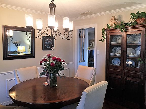 Dining open to kitchen!!!