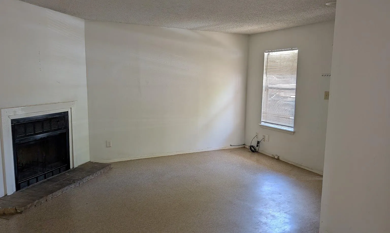 2 bed, 1.0 bath, 864 sqft, $1,200 — Photo 3