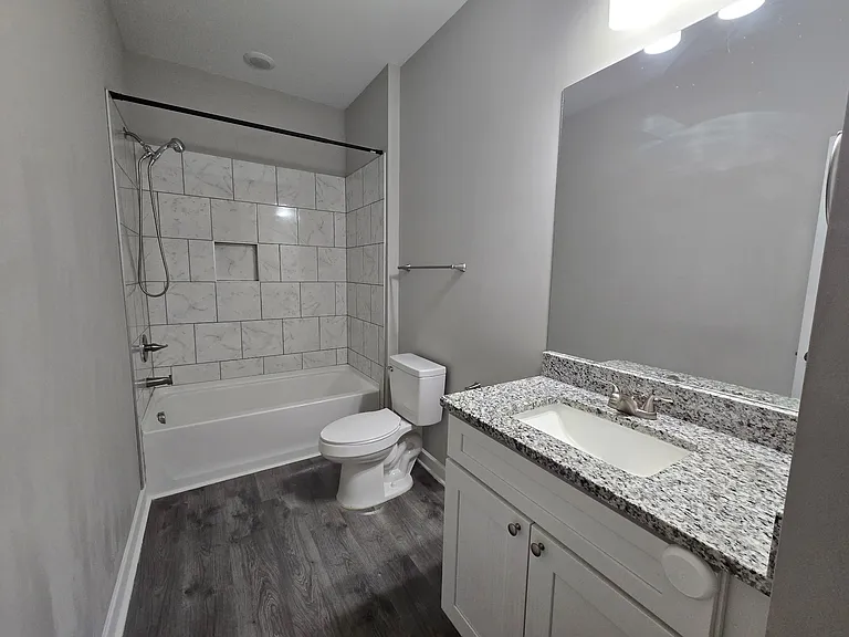 424 Queens Rd — Photo 3