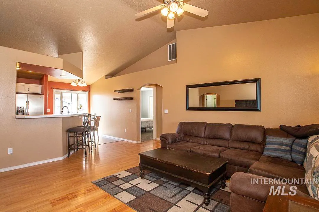 3 bed, 1042 sqft, $1,995 — Photo 3
