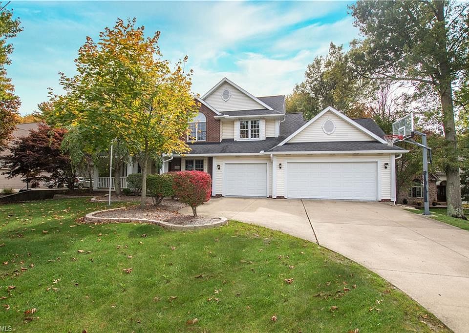 1st image of 220 Ballantrae Dr