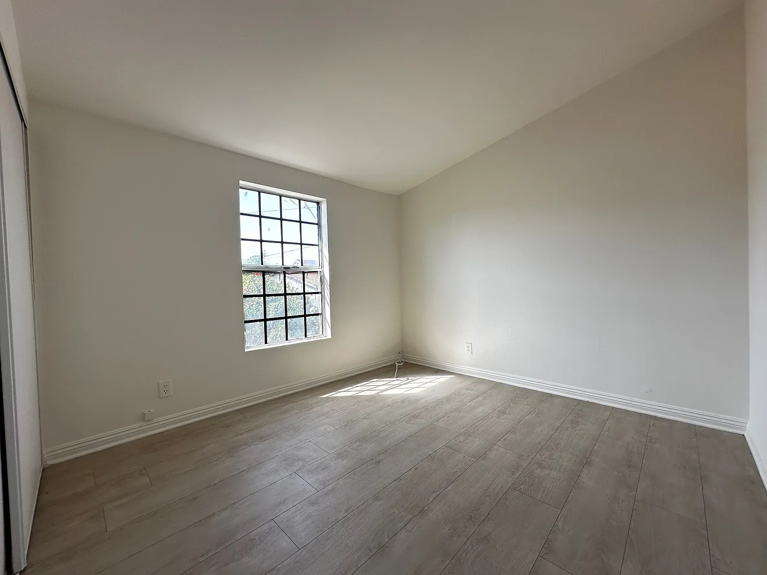 2 bed, 600 sqft, $2,300 — Photo 3
