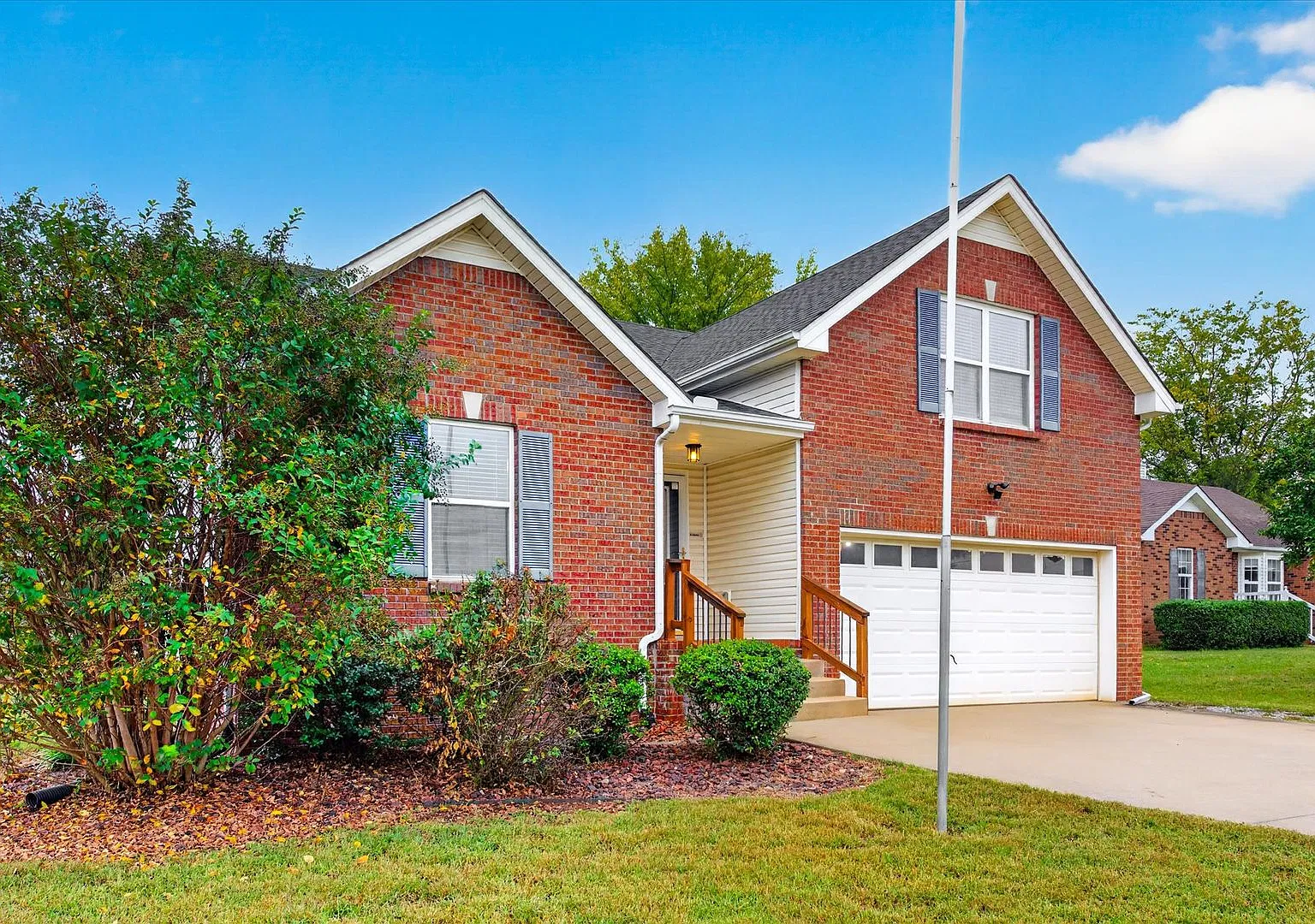 Three Bedroom with Bonus! — Photo 2