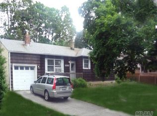 1089 Gardiner Dr, Bay Shore, NY 11706