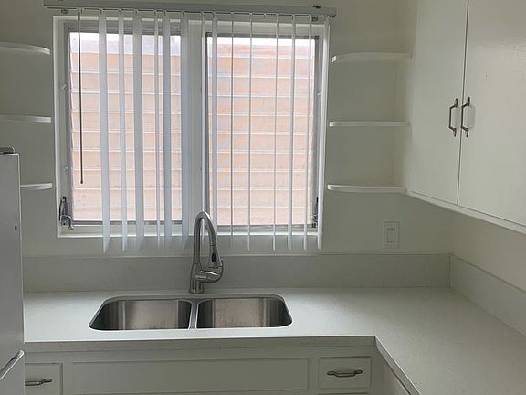 4th image of 452 S Mariposa Ave #6